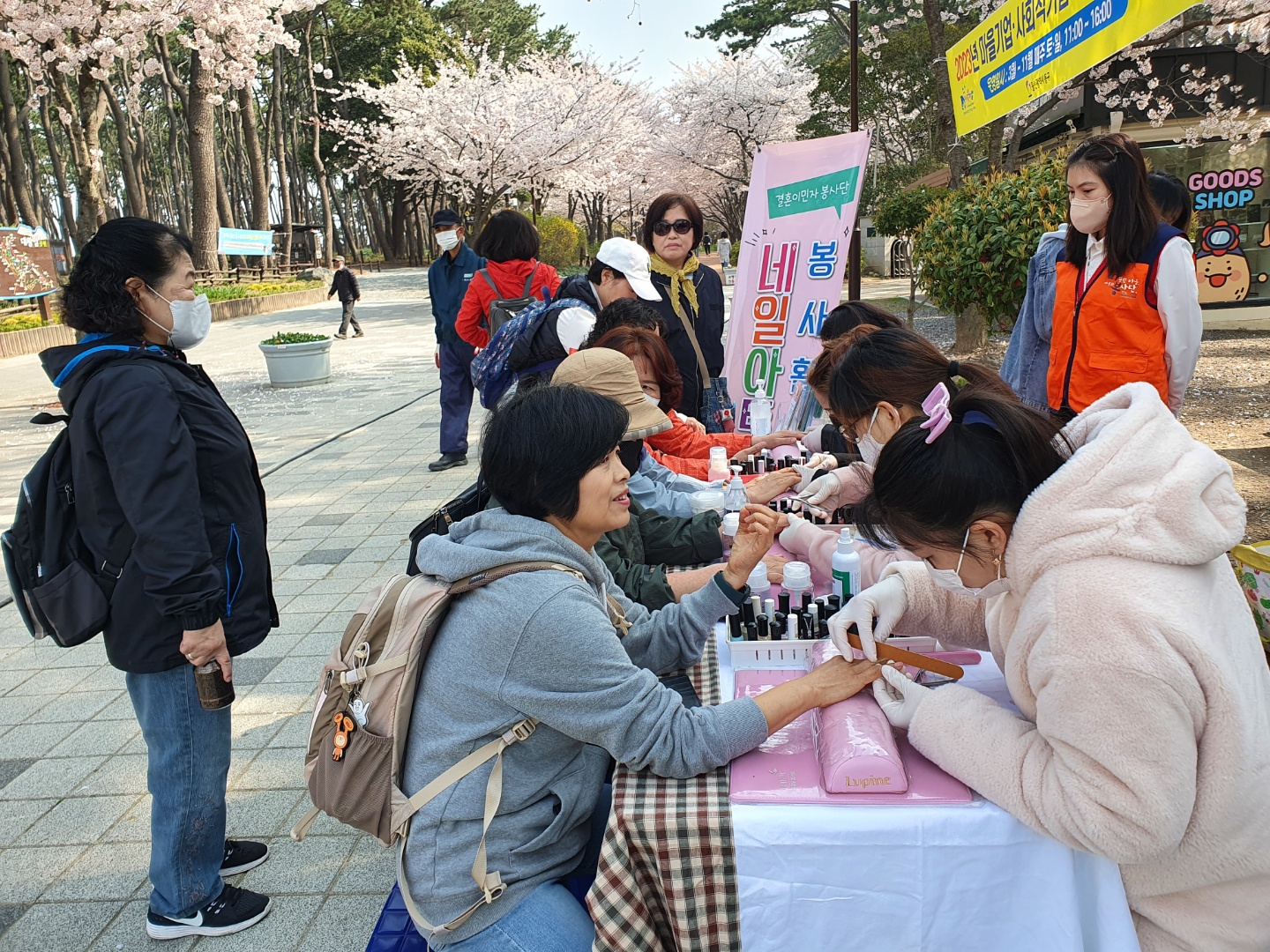 따뜻한 마음 봉사단  3월 네일아트 봉사 할동 진행했습니다