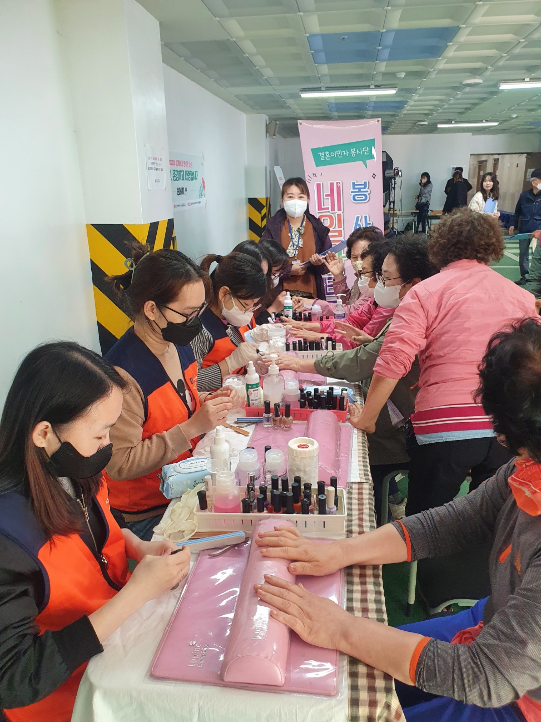 따뜻한 마음 봉사단  5월 네일아트 봉사할동 진행했습니다