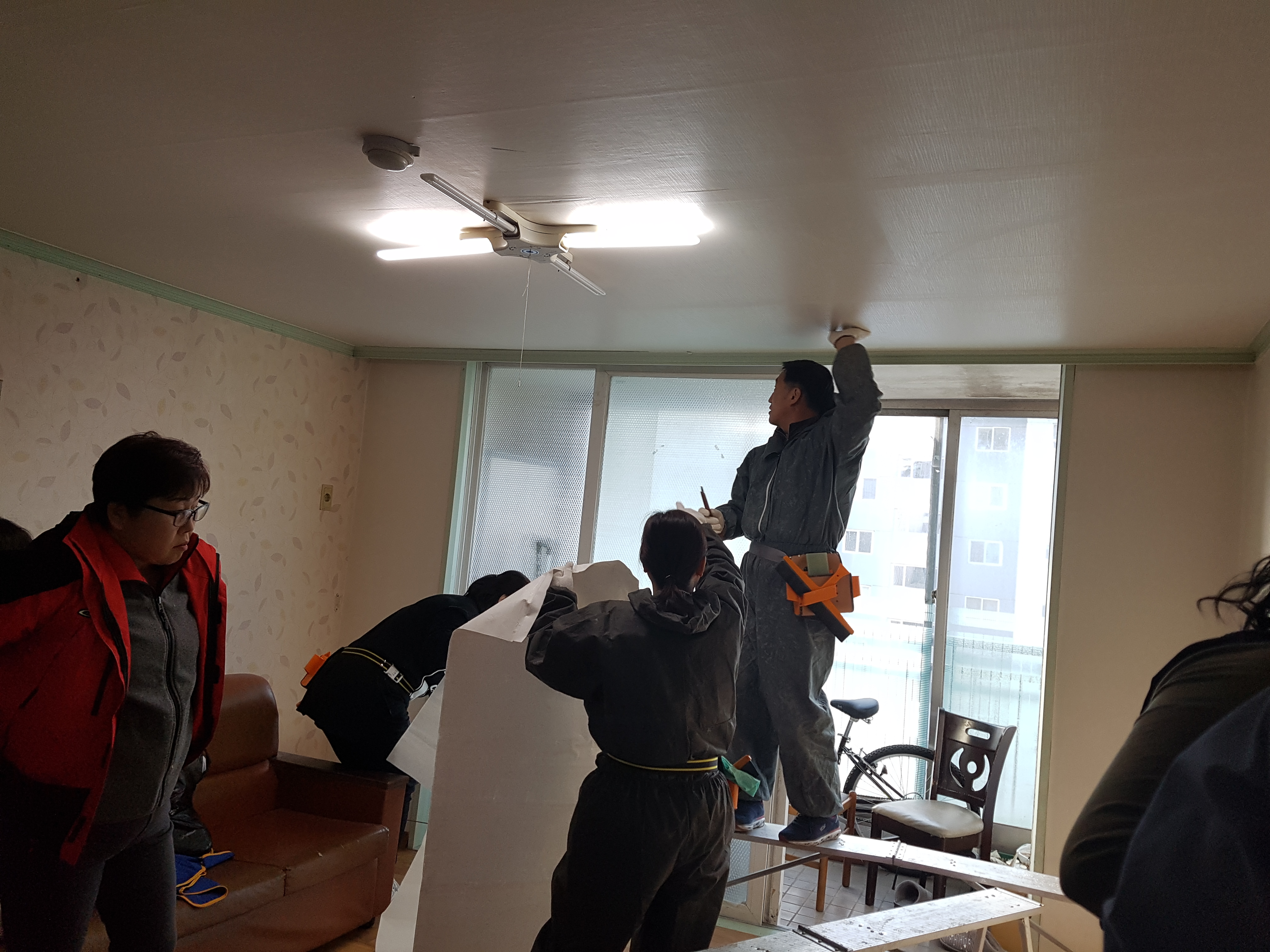 다문화가족을 위한 도배봉사활동