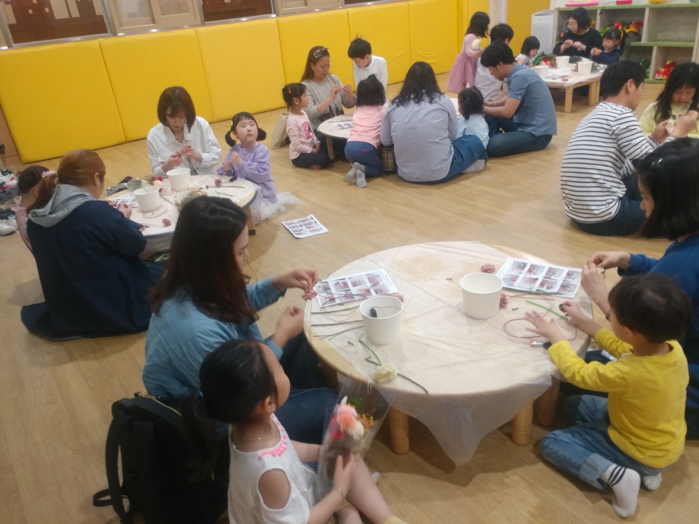 미취학자녀와 함께하는 공예교실-LED 카네이션 만들기