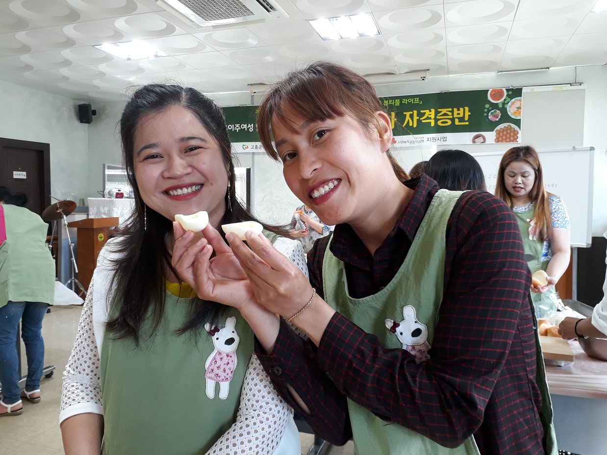 결혼이주여성 일자리 창출을 위한 한식조리사 자격증반 35회기 운영