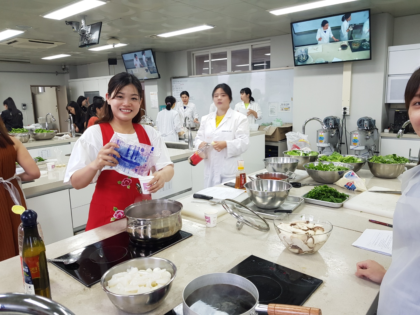 동남보건대학교 식품영양과 & 베트남 동아리 '와! 맛있는 한국' 요리교실