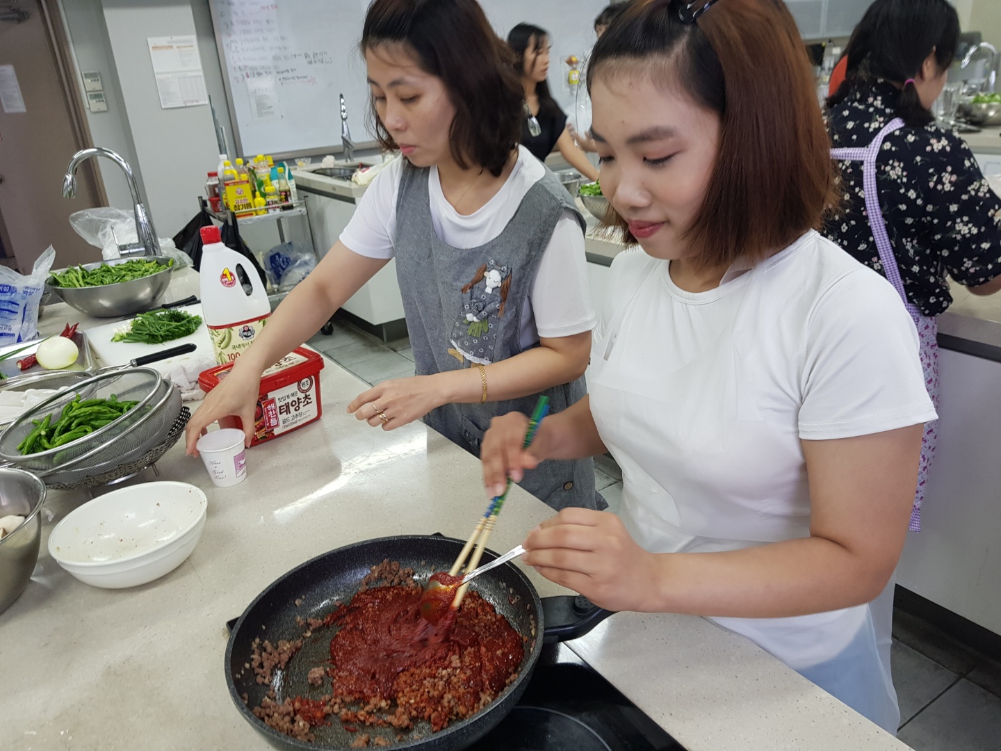 동남보건대학교 식품영양과 & 베트남 동아리 '와! 맛있는 한국' 요리교실