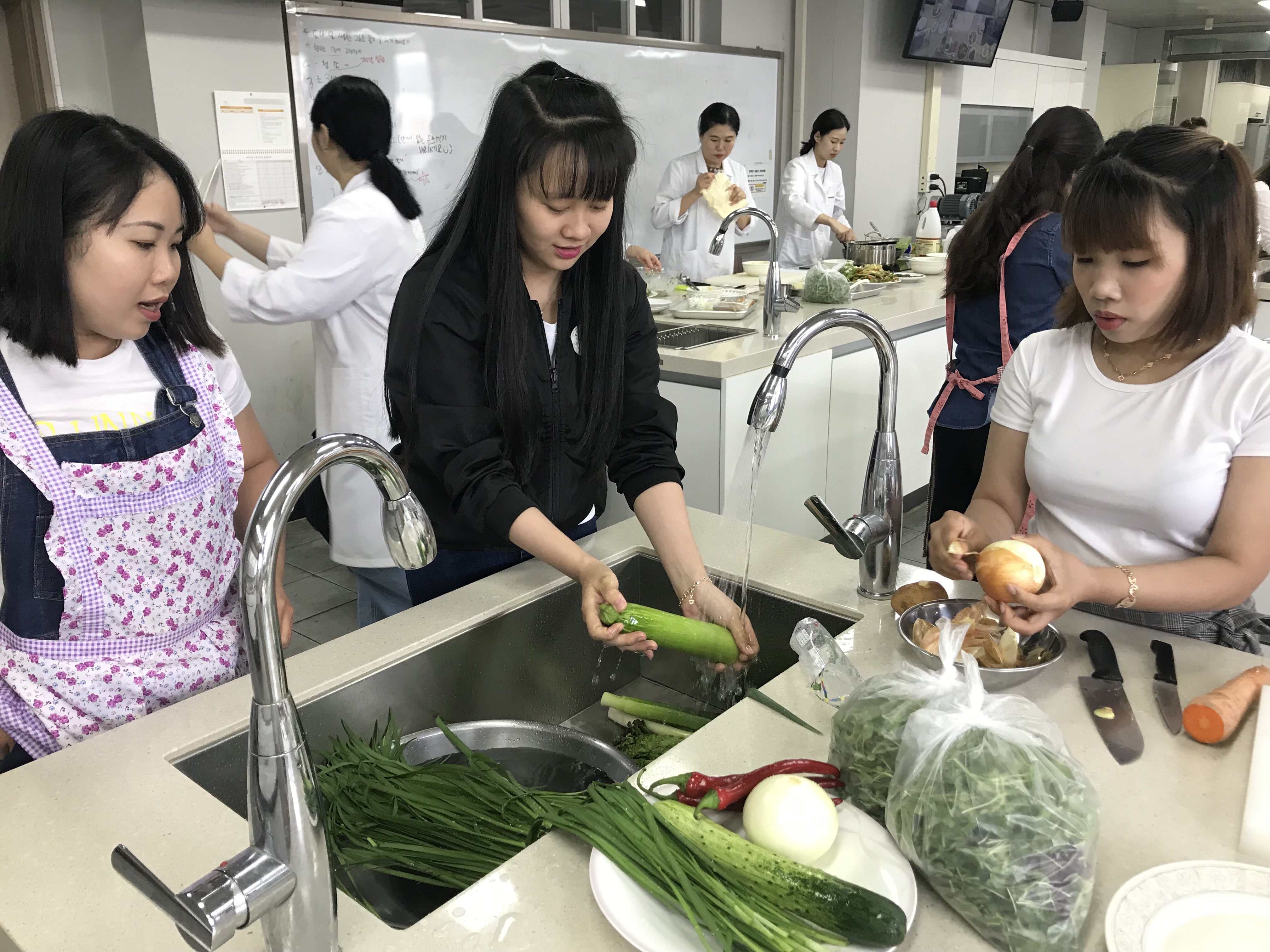 동남보건대학교 식품영양과 & 베트남 동아리 '와! 맛있는 한국' 요리교실