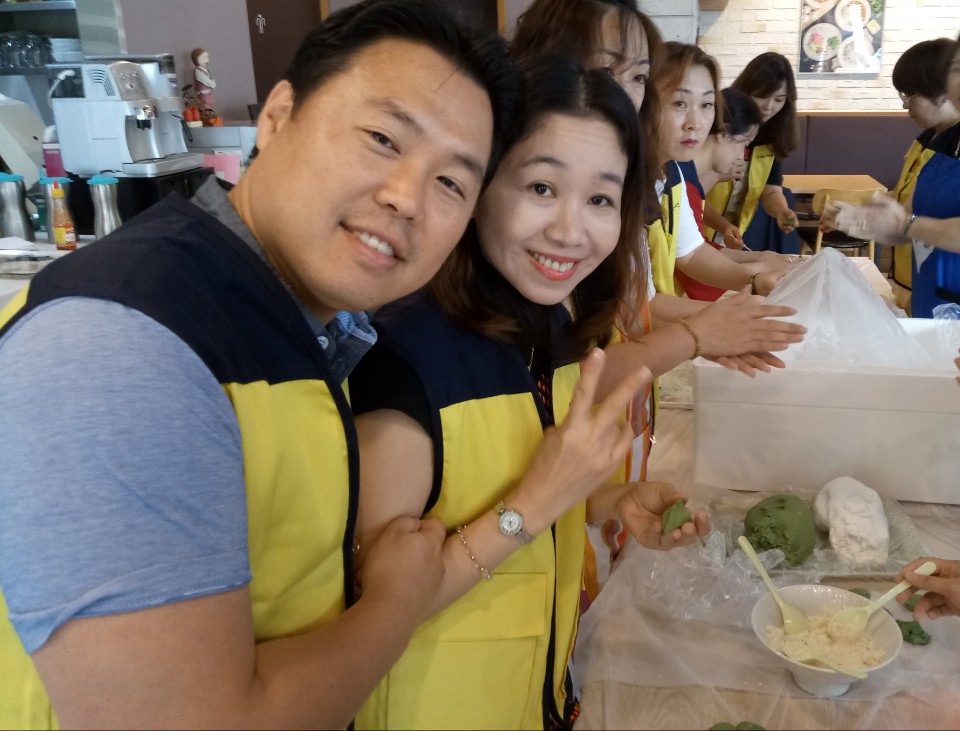 디딤돌 가족봉사단 추석 맞이 송편 만들기 봉사활동 진행
