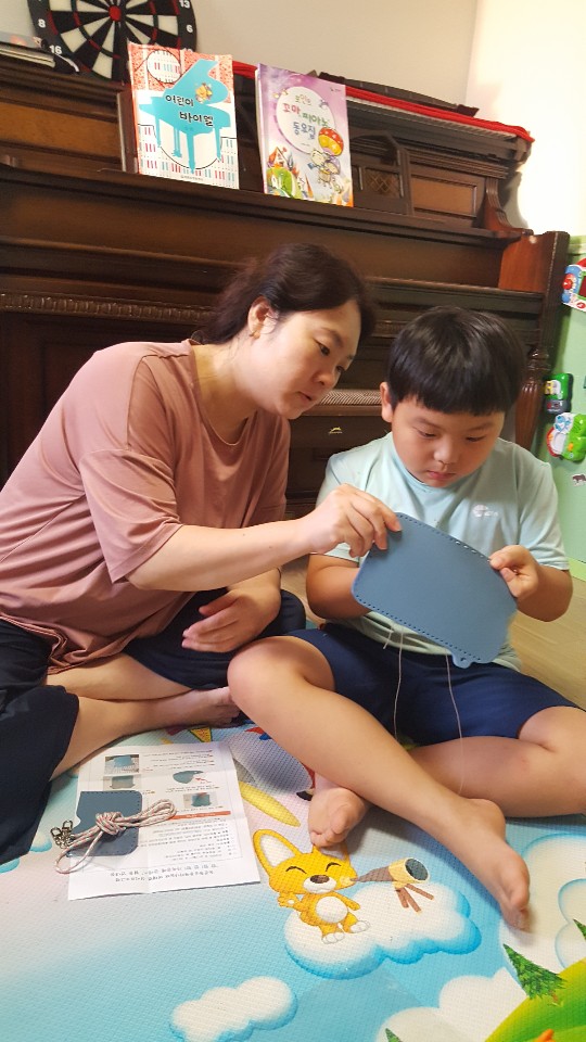 동문동공동육아나눔터 비대면 상시프로그램 '한 땀! 한 땀! 가죽공예 클래스' 진행