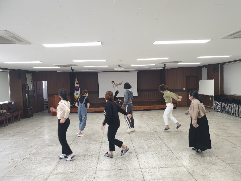 영천시건강가정다문화가족지원센터 신나는 댄스교실 진행