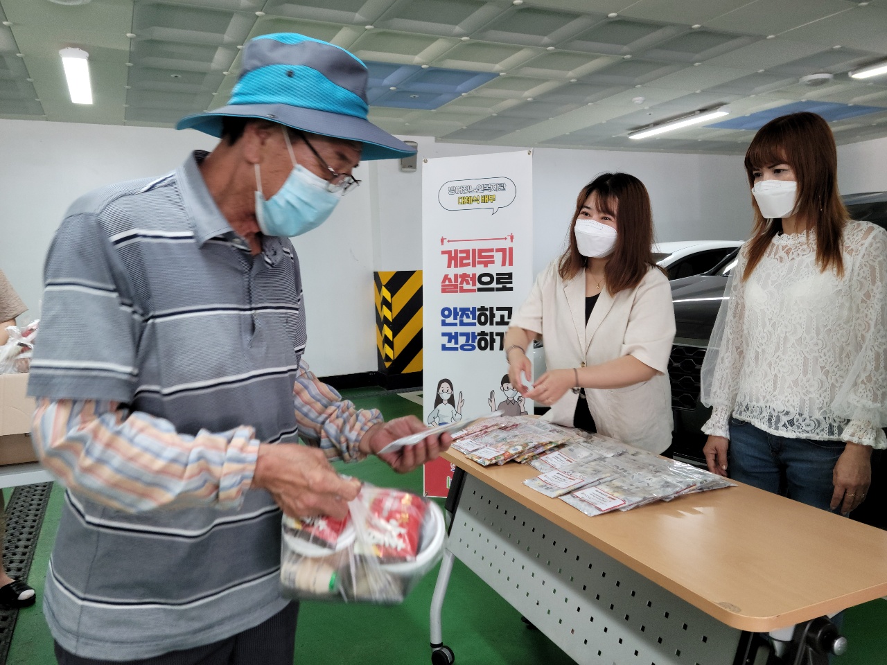 2021년 따뜻한 마음 봉사단사업 결혼이주여성 만드는 실내복, 인견 때타올을 방어진노인복지관에 기부했습니다