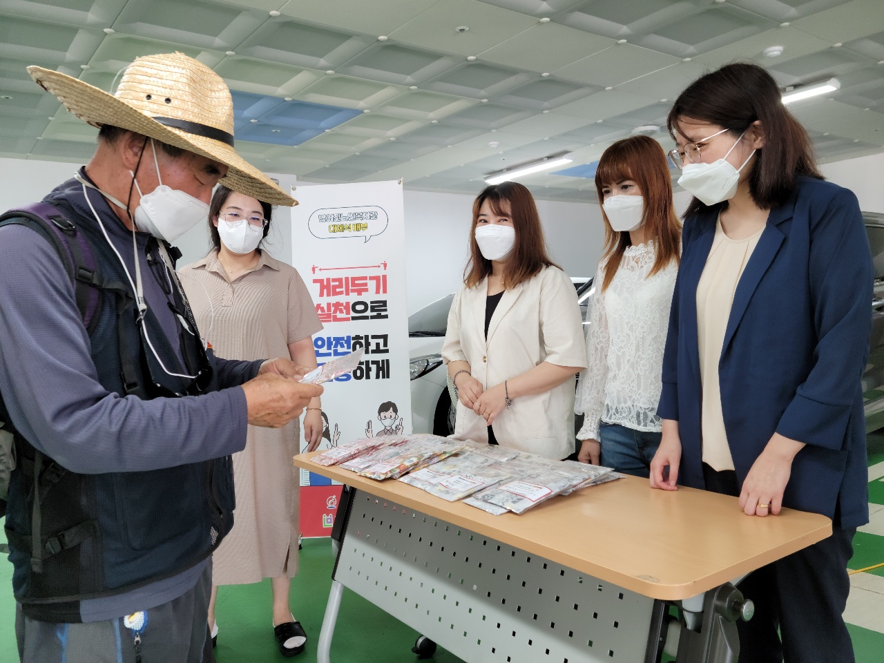 2021년 따뜻한 마음 봉사단사업 결혼이주여성 만드는 실내복, 인견 때타올을 방어진노인복지관에 기부했습니다