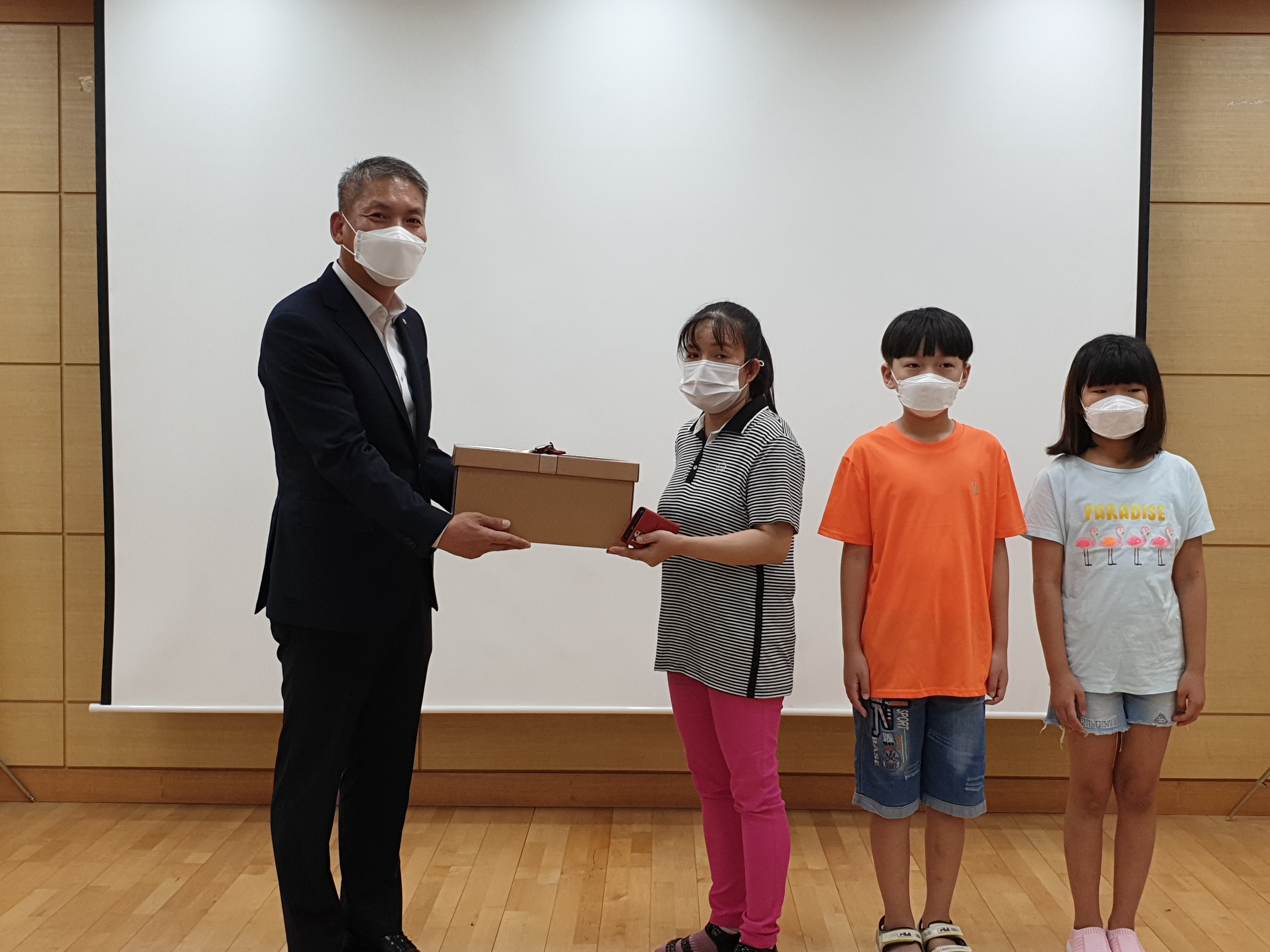 다문화가족 자녀 가구 및 생필품 전달식