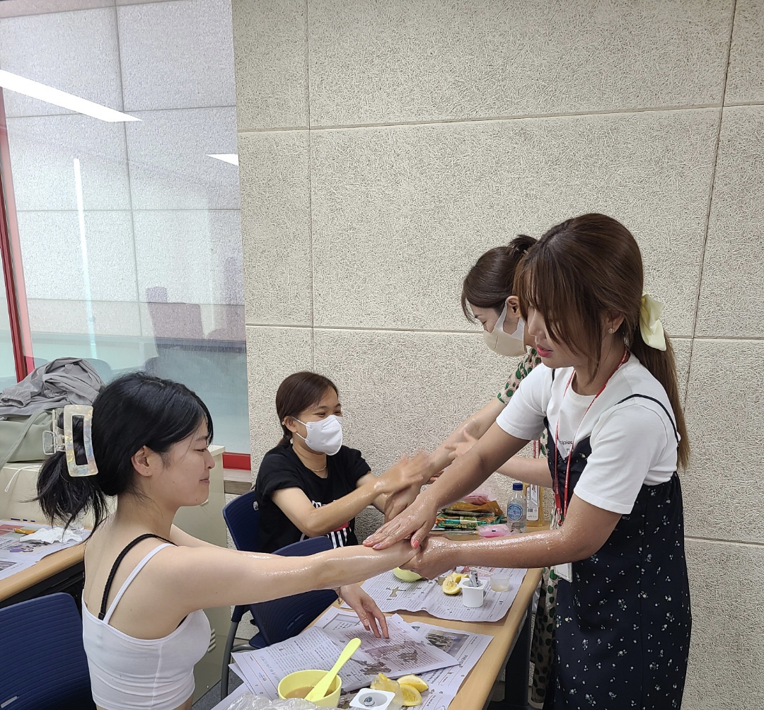 Healthy&Beauty동아리 4회기(천연 바디 스크럽 만들기 및 수원도서관 이용법 교육)