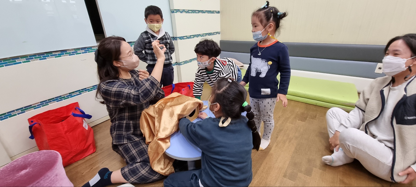 10월 엄마와 함께하는 동화구연 활동