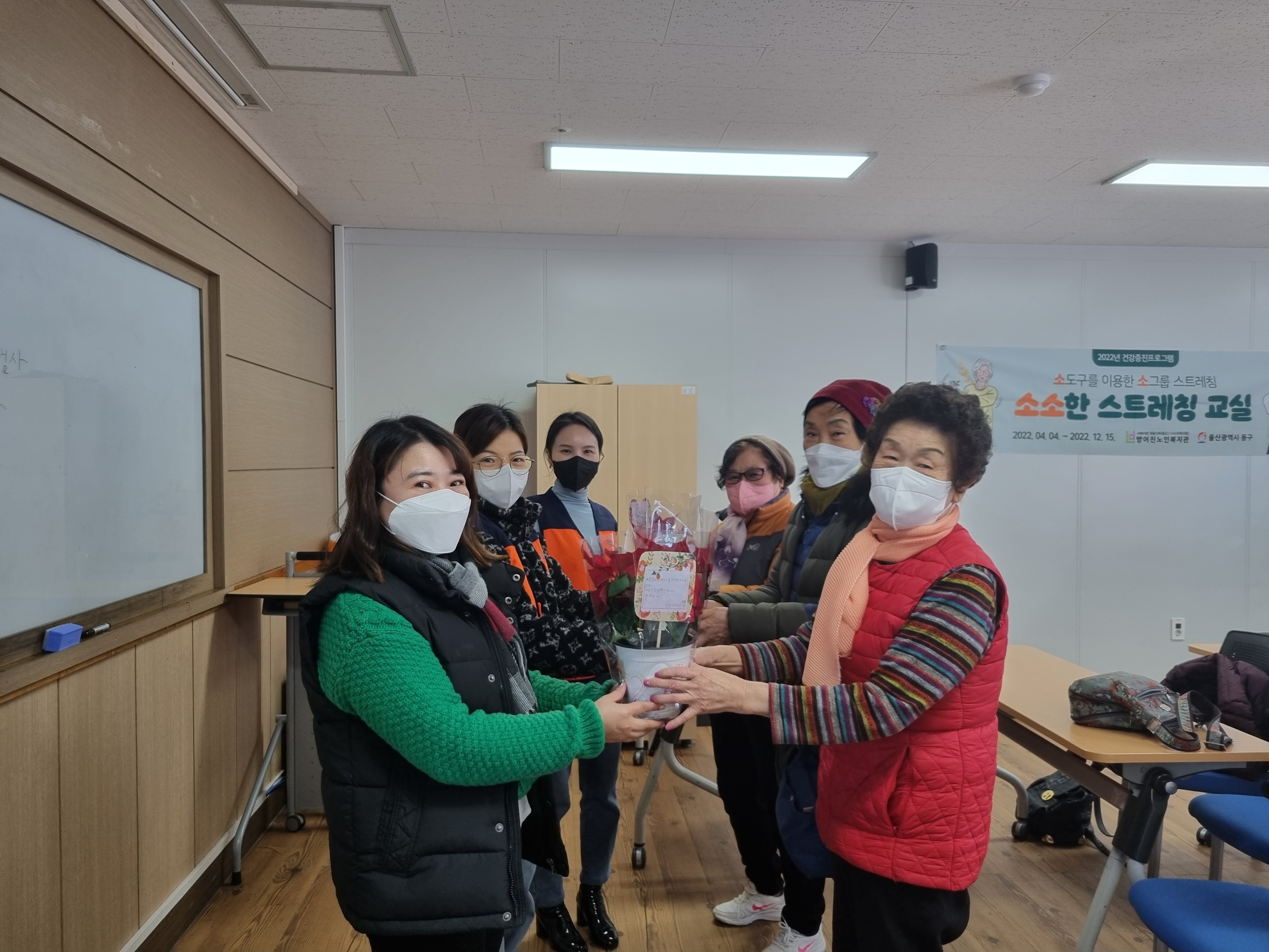 따뜻한 마음 봉사단  12월 '네일아트 봉사할동