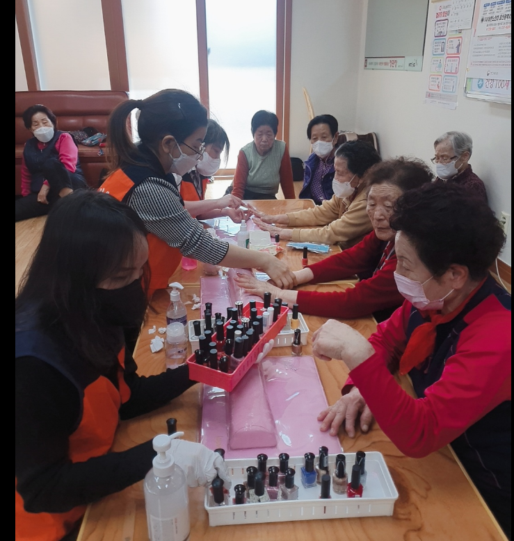 따뜻한 마음 봉사단  2월 네일아트 봉사할동 진행했습니다