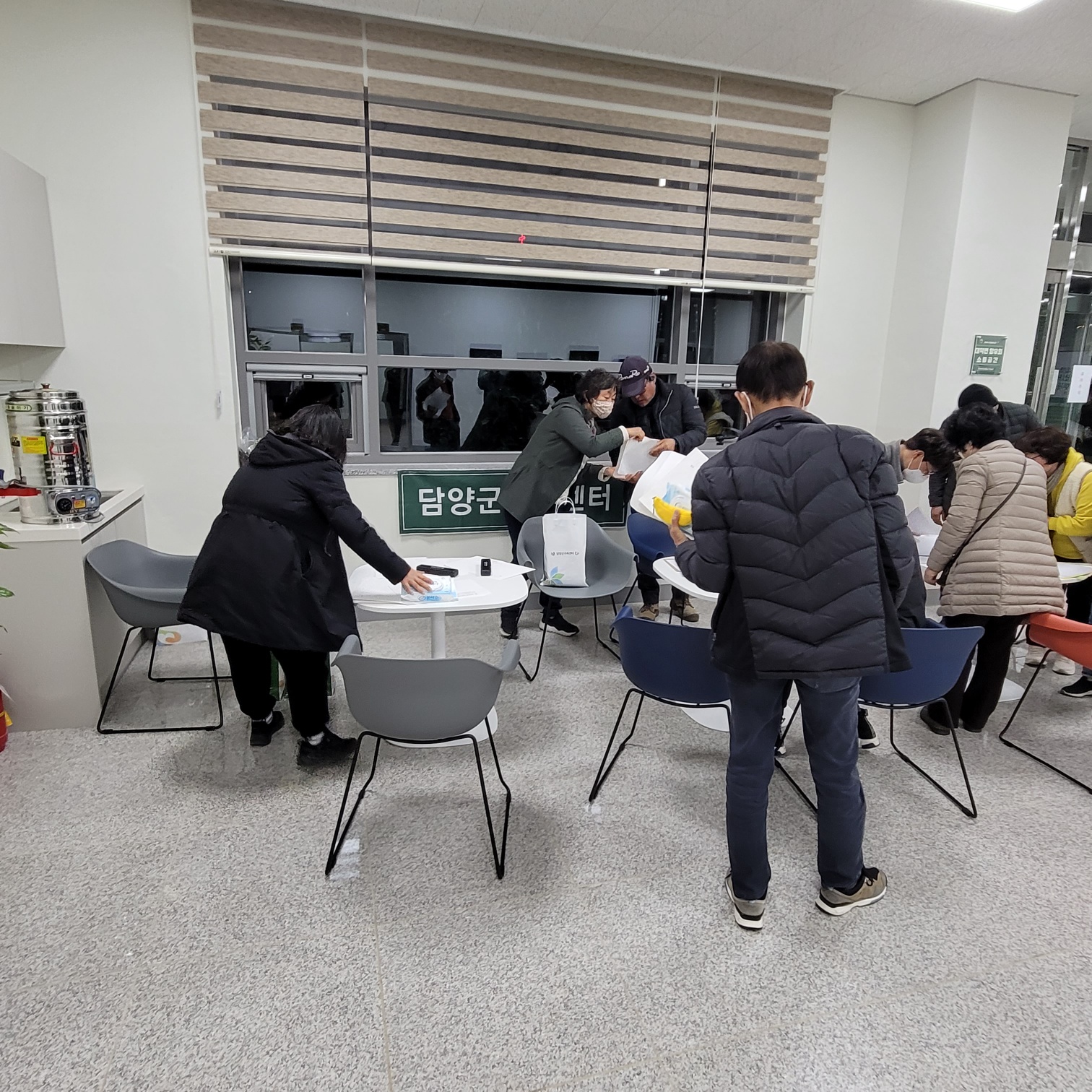 대덕면 행복센터에서 가족센터 홍보물 배부