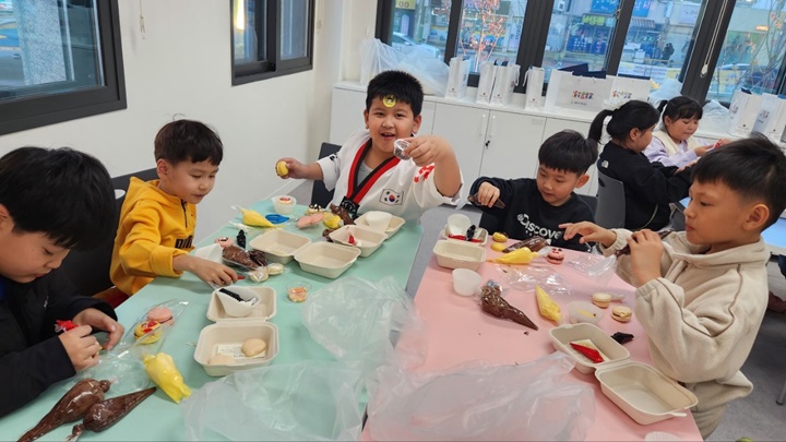 해당 이미지 내용은 아래 텍스트를 참고바랍니다.
