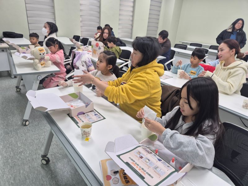 행복플러스 부모교육 개강 - 신체의 다름과 청결 교육 및 버블바 체험이 진행되고 있는 모습